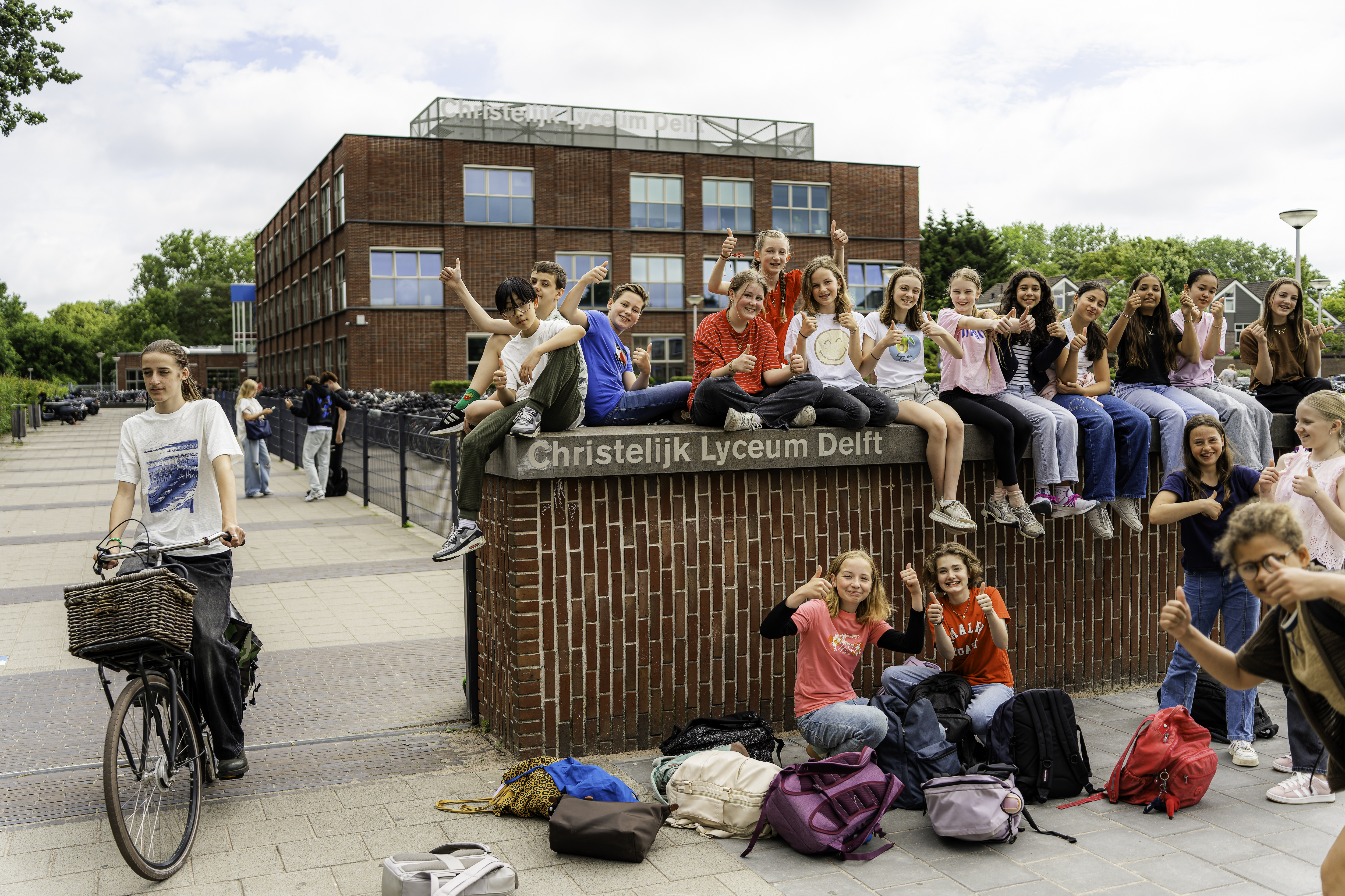 Leerlingen van het CLD lopen over het schoolplein